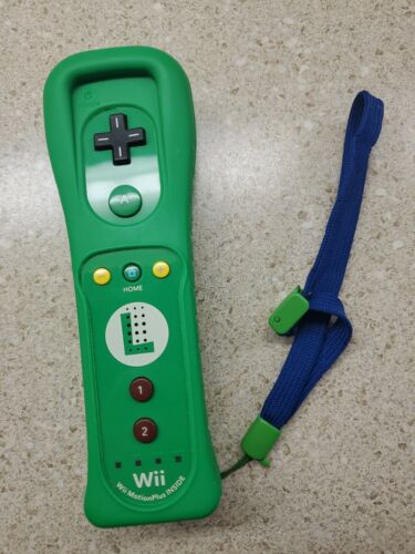 Mando Motion Plus de Nintendo Wii - Edición Luigi (Retro Fam)